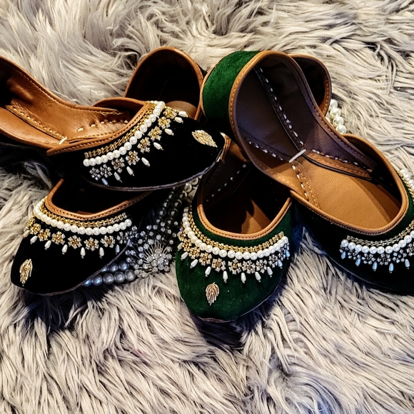 NWT Handmade velvet Zari embroidery rhinestones faux pearl khussa/ Punjabi jutti - Picture 8 of 9